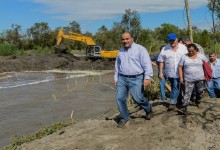 Con maquinaria pesada se realiza la limpieza de ríos en el Sur