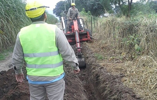 Obras de conexion de agua en el interior de la provincia