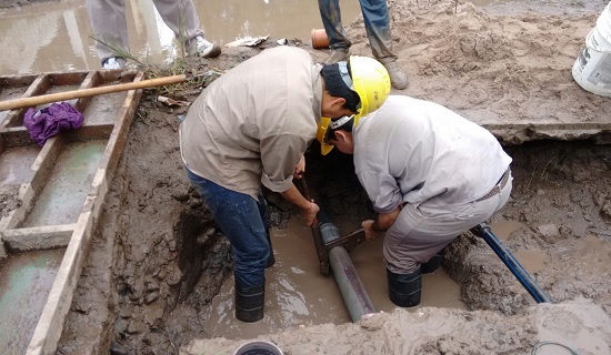 Reparacion de cañerías maestras en la localidad de Leales