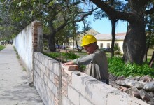 Trabajos de reconstruccion perimetral de la Escuela J. B. Alberdi de la Capital.