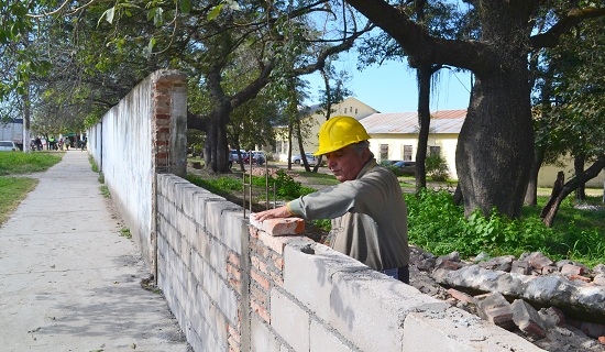 Trabajos de reconstruccion perimetral de la Escuela J. B. Alberdi de la Capital.