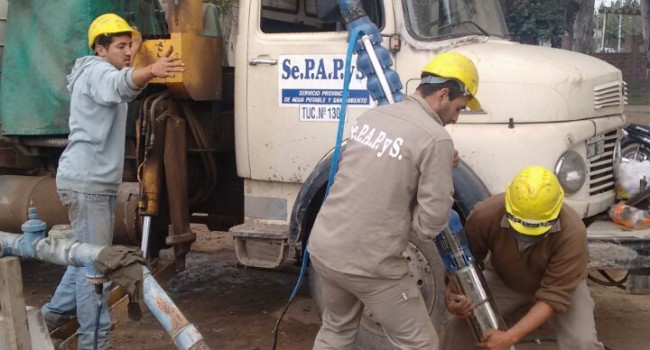 Instalación de nuevas bombas de agua en localidades del interior de la provincia