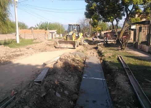 Obras de cordón cuneta en San Miguel de Tucuman