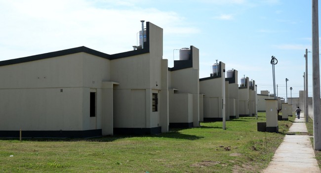 Alperovich entregó 163 viviendas en el barrio Manantial Sur