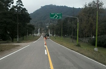 Trabajos de señalizacion en el acceso al Dique El Cadillal