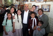 Juan Manzur y Armando Cortalezzi reunidos en con la gente de la Agrupación Gaucha Nuestra Señora de la Merced