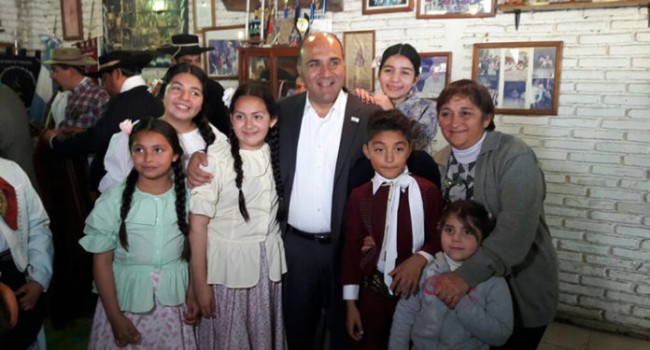 Juan Manzur y Armando Cortalezzi reunidos en con la gente de la Agrupación Gaucha Nuestra Señora de la Merced
