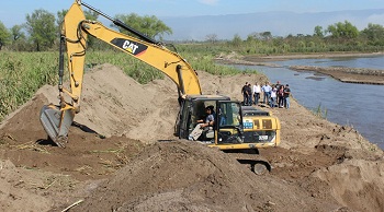 Comenzaron los trabajos de encauce en el río Chico