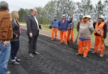 El Gobernador continúa visitando obras viales