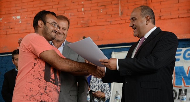 El Gobernador Juan Manzur junto con Armando Cortalezzi entrego escrituras en San Miguel de Tucuman