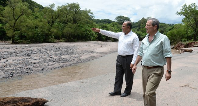 Manzur recorrió la zona afectada por la crecida del río Loro